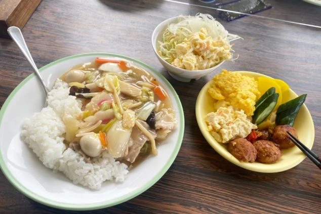 リゾートバイトで提供される、美味しい賄い飯。食費が無料になるため、生活費を大幅に節約できる。