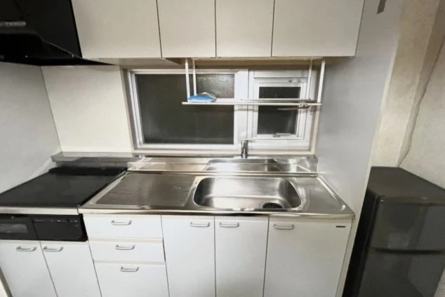 リゾートバイトで提供される、個室寮のキッチン設備。プライベートな空間で、自分のペースで料理が楽しめる。