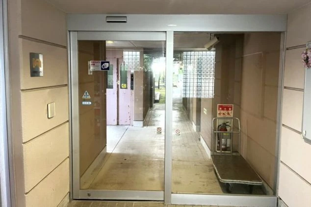 リゾートバイトの勤務地にある寮の玄関。生活に必要な設備が整い、清潔に保たれている。