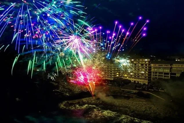 リゾートホテルの夜空に咲く花火。リゾートバイトで、夏の観光地での仕事と、感動的な花火大会を満喫。
