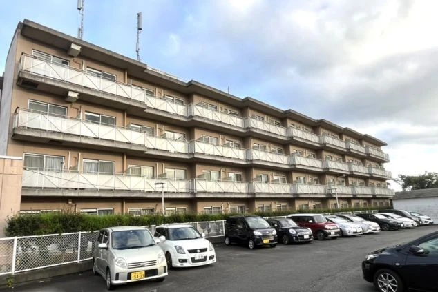 リゾートバイトの寮（従業員宿舎）の外観。駐車場完備で、車持ち込みでの住み込みも可能な大規模な寮。