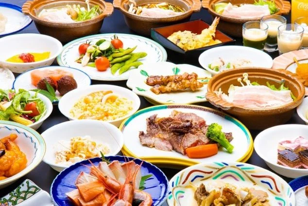 色鮮やかなサラダや海鮮、お肉料理からデザートまで、テーブルいっぱいに並べられた豪華なバイキング料理。ワクトリが紹介する、食の魅力が詰まったリゾートバイトの職場です。