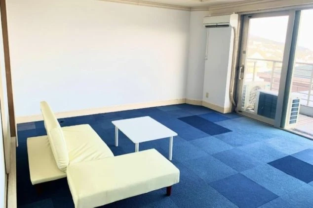 プライベート空間が確保された、リゾートバイトの個室寮の寝室。エアコン完備で快適に過ごせます