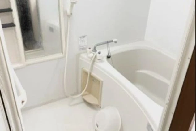 リゾートバイトの寮にあるバスルーム。浴槽付きで、一日の疲れをゆっくりと癒せる。