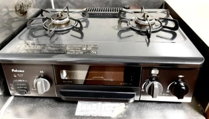 リゾートバイトの寮にあるガスコンロ。2口コンロとグリルが付いており、本格的な自炊も可能。