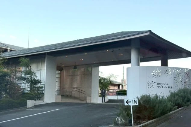 白とグレーを基調とした、清潔感のあるモダンなデザインのホテルのエントランス。