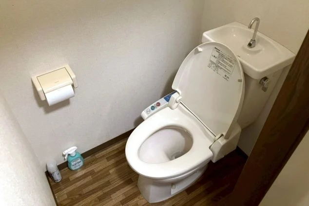 寮のトイレ。温水洗浄便座(ウォシュレット)付きで、快適に使えるトイレルーム。