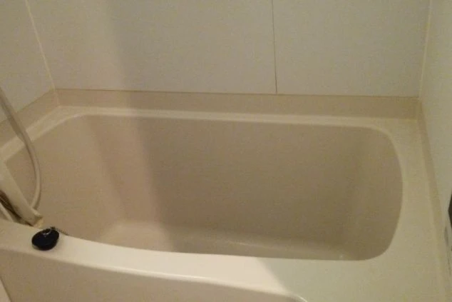 寮内のユニットバス。清潔感のある白を基調とした浴槽が備え付けられています。