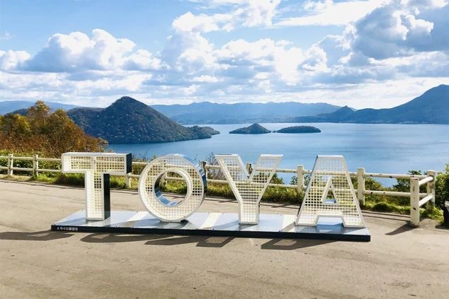 北海道・洞爺湖のTOYAモニュメントと湖畔の絶景。観光地でのリゾートバイトを想起させるイメージ画像。