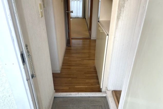 寮の玄関。廊下が清潔に保たれており、快適に生活できる様子がわかる。