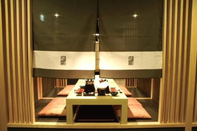 旅館の個室の食事処。落ち着いた雰囲気で、お客様に料理を提供する仕事がイメージできる。