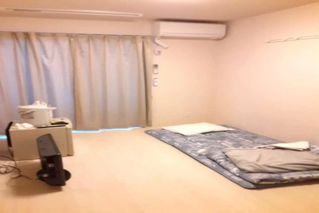 リゾートバイトの新築・築浅寮の個室。布団、エアコンなどが完備された、シンプルで快適なプライベート空間です。