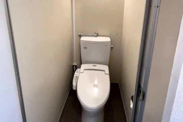 長野県軽井沢でのリゾートバイトの寮のトイレの画像。ウォシュレット付きの清潔感のある温水トイレ。