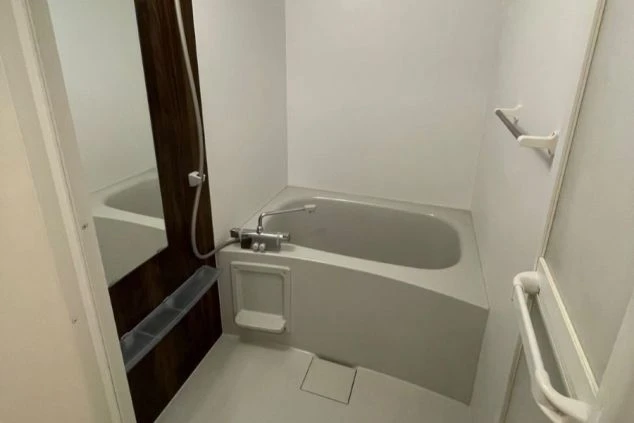 リゾートバイトの新築・築浅寮の個室にあるお風呂。清潔なユニットバスで、一日の仕事の疲れを癒やせます。