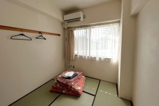 長野県軽井沢でのリゾートバイトの寮の画像。畳の和室の中央に、布団が畳んで置いてある。
