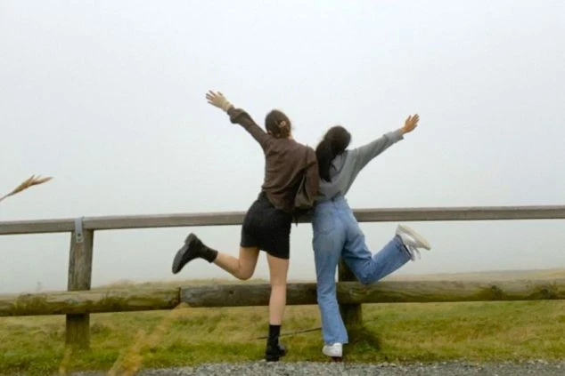 長野県蓼科の美ヶ原高原で、片足片手を上げる二人の女性の画像。霧が多く曇っている。