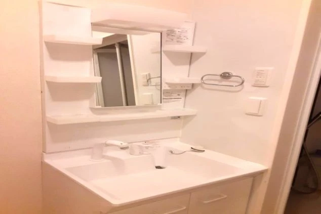 リゾートバイトの新築・築浅寮の独立洗面台。鏡や棚も付いており、朝の身支度に便利です。