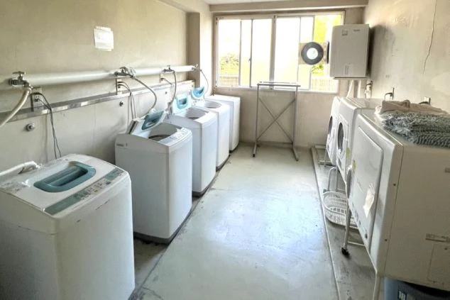 長野県軽井沢でのリゾートバイトの寮の洗濯機の画像。他のスタッフと共同で利用する。