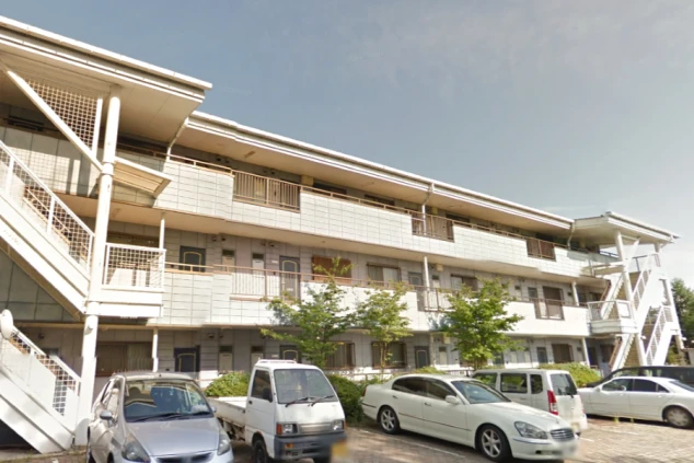 リゾートバイトの寮の外観。駐車場も完備された、アパートタイプの集合寮です。