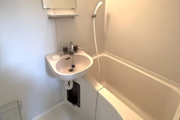 リゾートバイト生活を支える、専用の洗面台が備え付けられたユニットバスの画像。