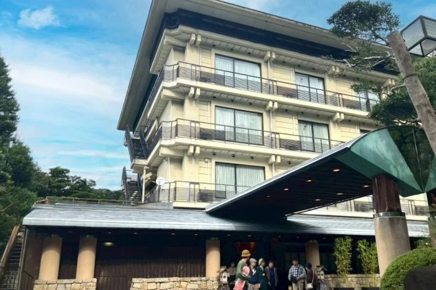 伊豆・修善寺温泉にある、立派な日本瓦の屋根とモダンな外壁が融合した大型温泉旅館の外観の画像。