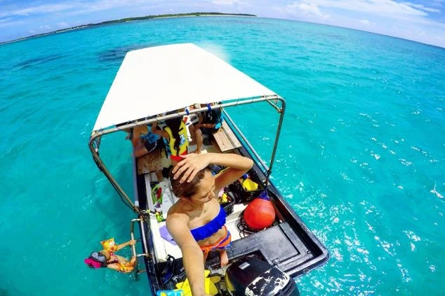 沖縄県・石垣島の海でアクティビティを楽しむ人達の画像。