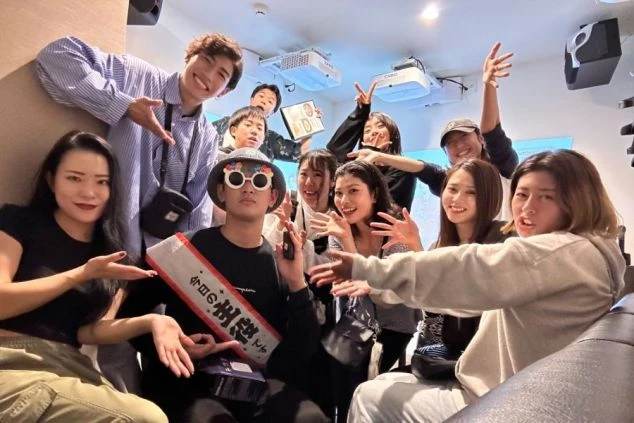 ワクトリでリゾートバイトをしているスタッフ達の画像。寮内で大人数で記念写真を撮っている。