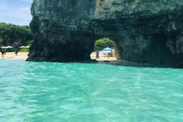 沖縄県・宮古島の砂山ビーチの画像。エメラルドグリーンの海が広がっている。リゾートバイトの休日の観光スポットのイメージ。