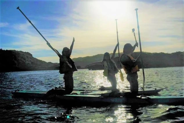 ワクトリでリゾートバイトをしているスタッフが撮影した、沖縄の海でSUPを楽しむ3人の画像。