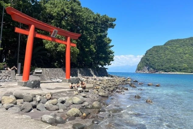 静岡県沼津市の諸口神社の画像。青い海と赤い鳥居がある。