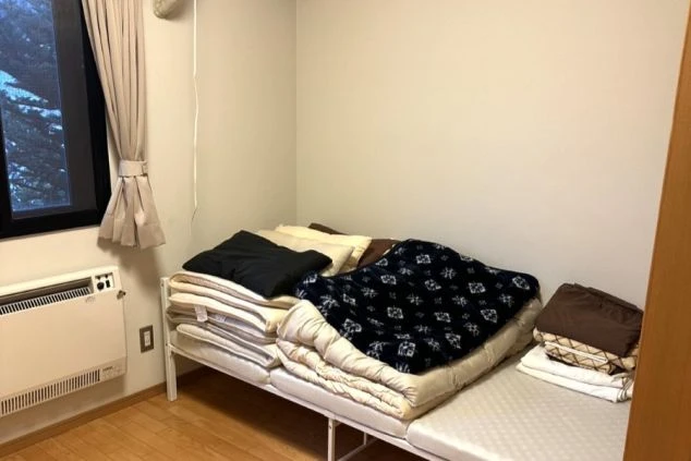 リゾートバイト寮に用意された寝具一式。