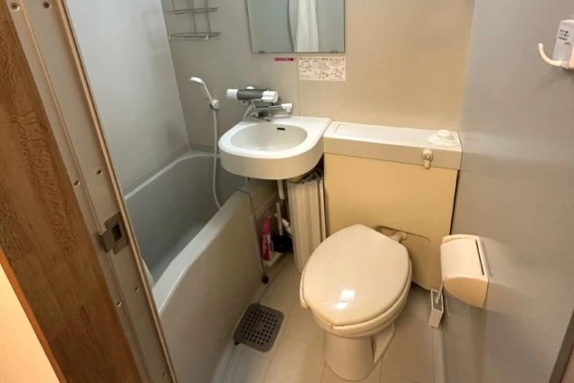 リゾートバイト寮に完備された、ユニットバス(バス・トイレ)。鏡付きの洗面台やシャワー、洗浄機能付きトイレが備わった、清潔感あふれるプライベートな水回り設備。