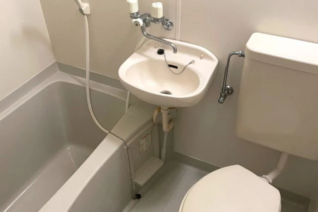 長野県・軽井沢のホテルのリゾートバイトの寮内ユニットバスの画像。