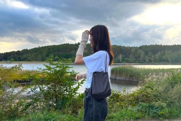 長野県・女神湖の前に立つ女性の画像。リゾートバイトの休日のイメージ。