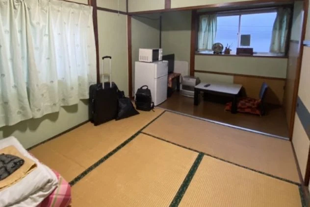 栃木県那須高原でのリゾートバイトの寮の画像。畳の和室で、冷蔵庫や電子レンジ、ローテーブル完備。