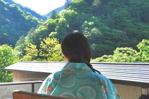 山を眺める女性の画像。