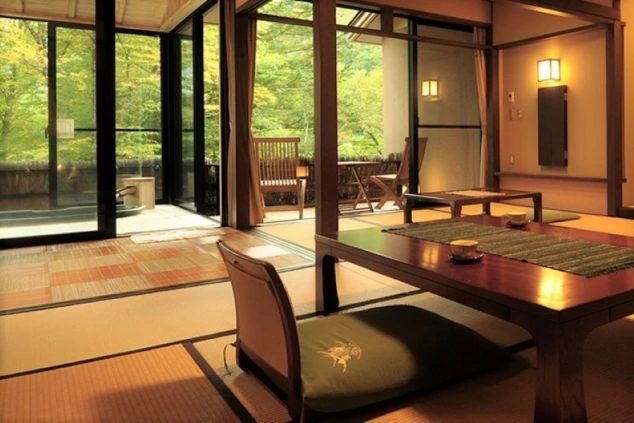 長野県白骨温泉の旅館の客室の画像。