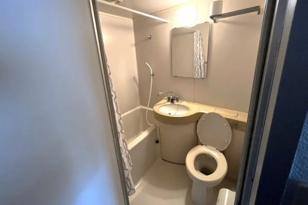 リゾートバイトの個室寮にあるユニットバスの写真。バス・トイレ別ではないものの、プライベートな空間で使える清潔な設備。