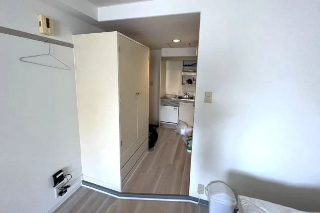 リゾートバイトの個室寮にある大型クローゼットと、自炊可能なミニキッチンの写真。収納力があり、生活しやすい寮環境。