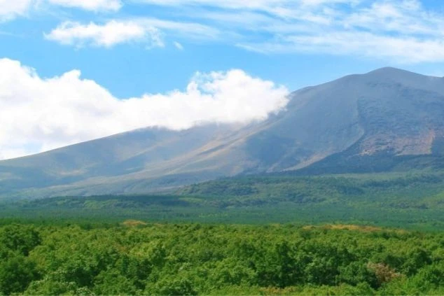 浅間山を臨む北軽井沢のホテルからの景色。