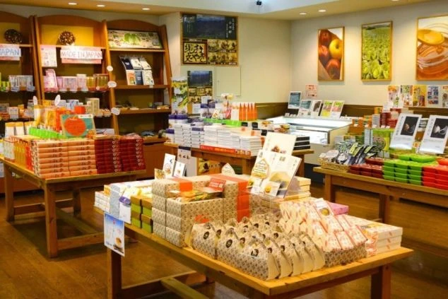 群馬県北軽井沢のホテルの売店の画像。