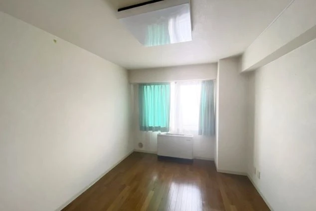 群馬県北軽井沢でのリゾートバイトの寮の画像。フローリングの綺麗な個室寮。