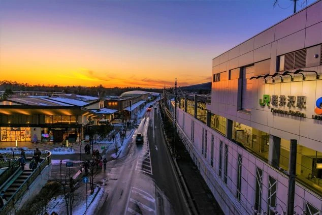 長野県軽井沢の軽井沢駅の画像。夕暮れ時。