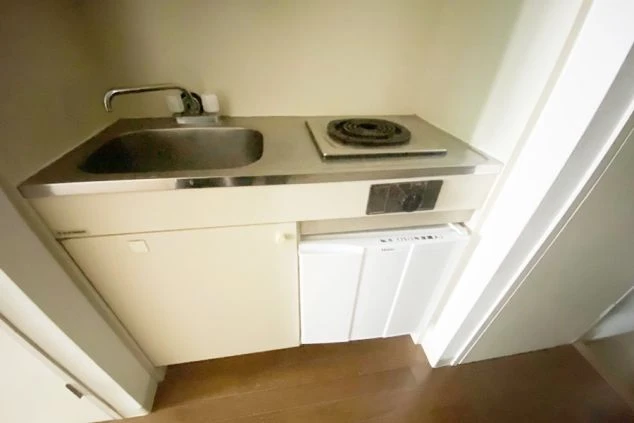 群馬県北軽井沢でのリゾートバイトの寮のキッチンの画像。IHコンロとミニ冷蔵庫がある。