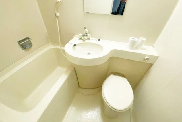 群馬県北軽井沢でのリゾートバイトの寮のユニットバスの画像。