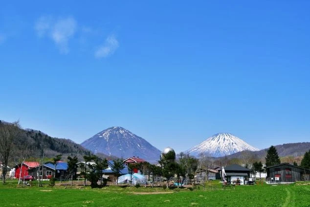 北海道ルスツの山の画像。青空が広がっている。