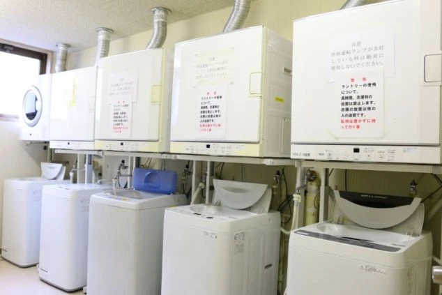 北海道ルスツのリゾートバイトの寮の共用の洗濯機の画像。