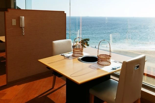 静岡県下田のホテルのレストランの画像。窓からは海が見える。