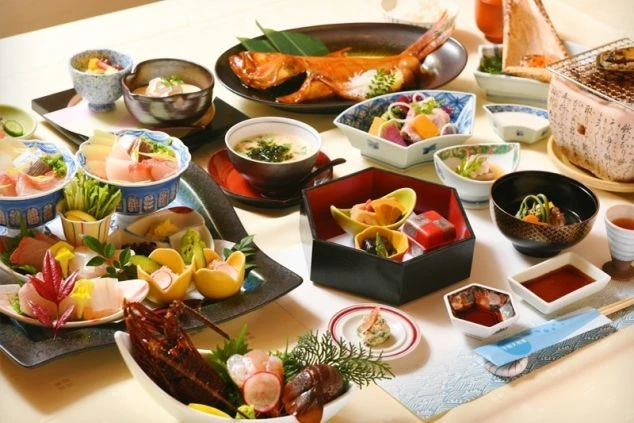 静岡県下田のホテルで提供される料理の画像。