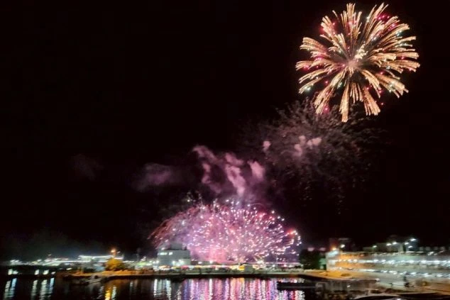 三重県鳥羽市の夜景と打ち上げ花火の画像。伊勢志摩でのリゾートバイト生活を彩る夏の風物詩。